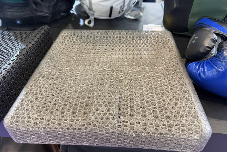 Carbon DLS 技术量产超百万个 3D 打印自行车坐垫，晶格增材制造消费应用迎来规模化落地 image
