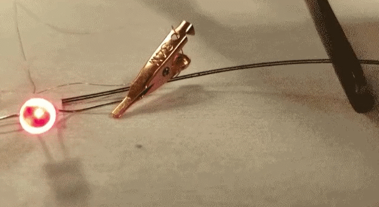 麻省理工研发140米柔性锂离子纤维电池，可用于织物自供电及3D打印电池